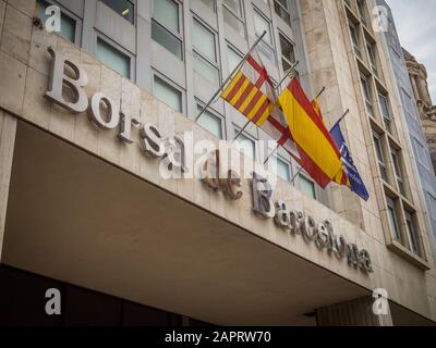 Barcellona, SPAGNA - 28 agosto 2018: Barcellona, SPAGNA - AGOSTO 2018: L'edificio Borsa de Barcelona (Borsa di Barcellona) con spagnolo e catalano Foto Stock