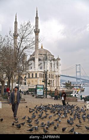 La Moschea Ortakoy e Ponte sul Bosforo sul lato Europeo di Istanbul, Turchia Foto Stock