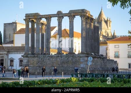Évora, PORTOGALLO - 21 novembre 2015: Tempio di Diana, il tempio romano di Evora dedicato al culto dell'imperatore Augusto - il più famoso punto di riferimento di Evo Foto Stock