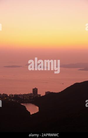 Isole di Hong Kong - una vista del tramonto che guarda a sud-ovest sopra le isole nel Mar Cinese Meridionale visto dal picco, l'Isola di Hong Kong, l'Asia di Hong Kong Foto Stock