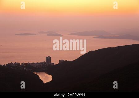 Isole di Hong Kong - una vista del tramonto che guarda a sud-ovest sopra le isole nel Mar Cinese Meridionale visto dal picco, l'Isola di Hong Kong, l'Asia di Hong Kong
