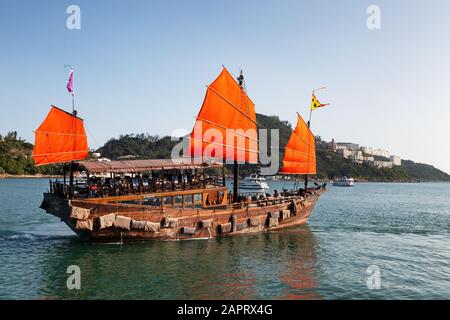 Hong Kong turismo - una barca turistica che sembra un tradizionale junk setting off dalla città di Stanley, Hong Kong Island, Hong Kong Asia Foto Stock
