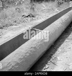 Viaggio in Suriname e le Antille olandesi A korjaal in costruzione Data: 1947 luogo: Langatabbetje, Marowijne, Suriname Parole Chiave: Foresta creoles, navi Foto Stock