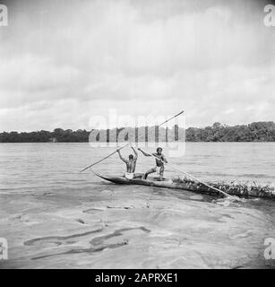 Viaggio a Suriname e Antille Olandesi UNA korjaal in una rapide sul Marowijnerivier Data: 1947 posizione: Suriname Parole Chiave: Fiumi, navi, rapide Foto Stock