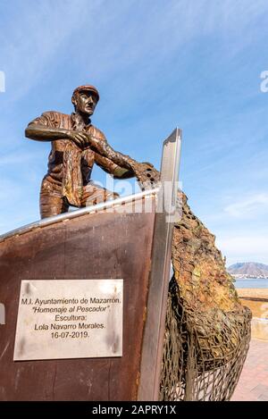 Statua di bronzo di pescatori a Puerto de Mazarron, Murcia, Costa Calida, Spagna, sulla costa mediterranea. Municipio di Mazarron, Tribute ai pescatori Foto Stock
