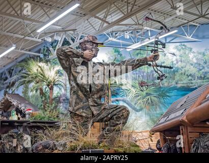 Tiro con l'arco e portata presso il Bass Pro Shops Outdoors Store, Gainesville, Florida. Foto Stock