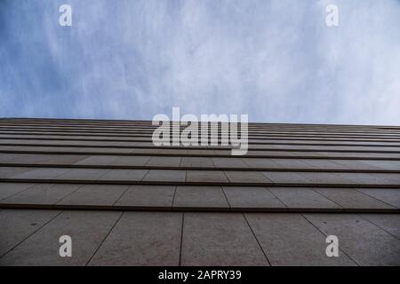 Muro di pietra con linee perfette e cielo blu sullo sfondo, lastre di pietra l'uno sopra l'altro Foto Stock