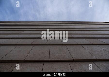 Muro di pietra con linee perfette e cielo blu sullo sfondo, lastre di pietra l'uno sopra l'altro Foto Stock