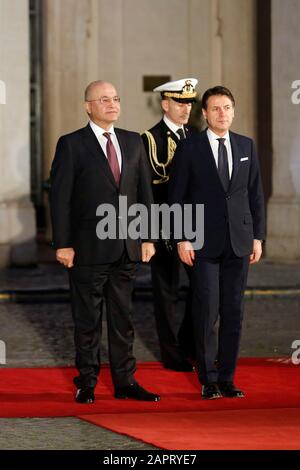 Roma, Italia. 24th Gen 2020. Giuseppe Conte E Barham Salih Roma 24th Gennaio 2020. Palazzo Chigi. Il Premier italiano incontra il Presidente della Repubblica di Iraq. Foto Samantha Zucchi Credito: Insidefoto Srl/Alamy Live News Foto Stock