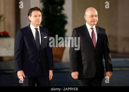 Roma, Italia. 24th Gen 2020. Giuseppe Conte E Barham Salih Roma 24th Gennaio 2020. Palazzo Chigi. Il Premier italiano incontra il Presidente della Repubblica di Iraq. Foto Samantha Zucchi Credito: Insidefoto Srl/Alamy Live News Foto Stock