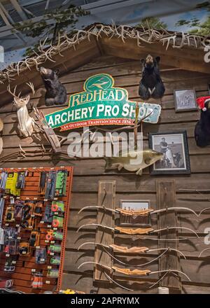 Tiro con l'arco e portata presso il Bass Pro Shops Outdoors Store, Gainesville, Florida. Foto Stock