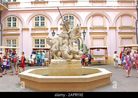 Bratislava, SLOVACCHIA - 01 SETTEMBRE 2019: La fontana di San Giorgio sul cavallo e un drago a tre teste Foto Stock