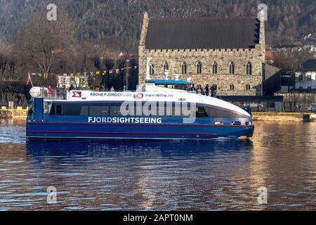 Catamarano ad alta velocità Rygercruise con arrivo al porto di Bergen, Norvegia. Haakons Hall sullo sfondo Foto Stock