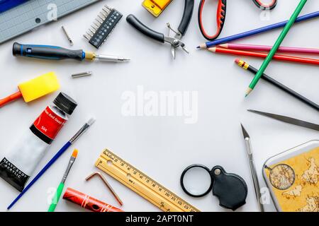 Articoli di cancelleria su sfondo bianco. I tuoi strumenti creativi. Immagini con articoli di cancelleria su sfondo bianco, matite, pittura ad olio, pennelli ad olio, un bunc Foto Stock