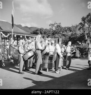 Antille Olandesi e Suriname al momento della visita reale della Regina Juliana e del Principe Bernhard nel 1955 una band STEM alla partenza della coppia reale di Saint Eustatius Data: 27 ottobre 1955 Ubicazione: Antille Olandesi, Saint Eustatius Parole Chiave: Visite, nativi, regine, musica Foto Stock