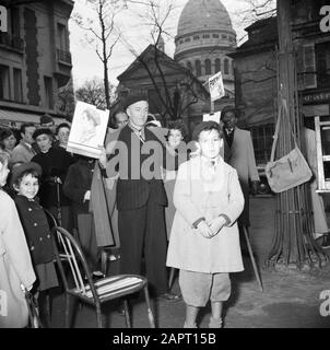 Parigi UN cartoonista a Montmartre mostra il portet che ha fatto di un giovane uomo Data: Non data posizione: Francia, Parigi Parole Chiave: Ritratti, pubblico, sculture di strada, disegnatori Nome personale: Montmartre Foto Stock