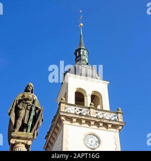 Città vecchia di Güstrow: Storico Post office e la statua della fontana "Borwinbrunnen', Meclemburgo-Pomerania Occidentale, Germania Foto Stock