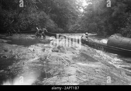 Viaggio in Suriname e le Antille Olandesi Una delle Korjals di Van de Polls compagnia di viaggio in un ritmo rapido sul Marowijnerivier Data: 1947 Località: Marowijne, Suriname Parole Chiave: Fiumi, navi, rapide Foto Stock