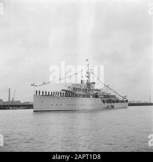 Cinquantennale giubileo di governo della regina Wilhelmina Una delle sei grandi unità marine durante la flotta nazionale Schouw sulla IJ Interiore di Amsterdam, presa dalla famiglia reale, dalla caccia Piet Hein. Data: 3 settembre 1948 luogo: Amsterdam, Noord-Holland Parole Chiave: Royal visits, navy, fleetschouwen Foto Stock