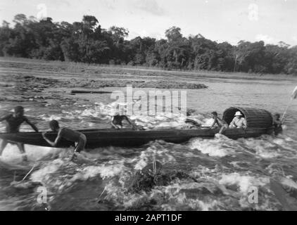 Viaggio in Suriname e le Antille Olandesi Una delle Korjals di Van de Polls compagnia di viaggio in un ritmo rapido sul Marowijnerivier Data: 1947 Località: Marowijne, Suriname Parole Chiave: Fiumi, navi, rapide Foto Stock
