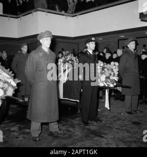 Funerali militari una guardia di morte posta dall'esercito e ufficiali navali nell'auditorium di un cimitero Data: Parole Chiave non date: Cimiteri, funerali, esercito, marina, militare, ufficiali Foto Stock