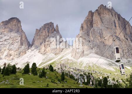La funivia Sassolungo / Langkofel / cabinovia e la formazione di roccia montana in Val Gardena, le Dolomiti / Dolomiti, Italia. Foto Stock