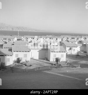 Eilath. Vista su una nuova zona residenziale e sul Golfo di Aqaba con le montagne di fronte. Le case e gli appartamenti hanno sempre un tetto spiovente coperto di tegole Data: 1 gennaio 1963 posizione: Eilat, Golfo di Aqaba, Israele Parole Chiave: Montagne, tegole, appartamenti, nuovi edifici, alloggi Foto Stock