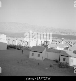 Eilath. Vista di una nuova zona residenziale e del Golfo di Aqaba con le montagne di fronte Data: 1 gennaio 1963 Località: Eilat, Golfo di Aqaba, Israele Parole Chiave: Montagne, nuova costruzione, alloggio Foto Stock