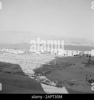 Eilath. Vista su una nuova zona residenziale e sul Golfo di Aqaba con le montagne di fronte. In primo piano sono le fondamenta di nuove case stabilito Data: 1 gennaio 1963 posizione: Eilat, Golfo di Aqaba, Israele Parole Chiave: Montagne, condomini, nuova costruzione, alloggio Foto Stock