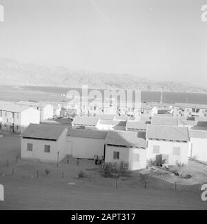 Eilath. Vista di una nuova zona residenziale e del Golfo di Aqaba con le montagne di fronte Data: 1 gennaio 1963 Località: Eilat, Golfo di Aqaba, Israele Parole Chiave: Montagne, nuova costruzione, alloggio Foto Stock