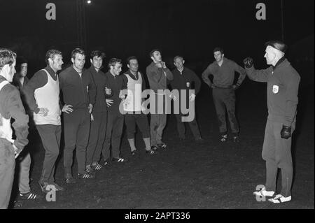 Il Team Carl Zeiss Jena Si Allena Allo Stadio Olimpico Di Amsterdam. Il formatore Georg Buschner fornisce indicazioni per il gruppo Data: 10 marzo 1970 luogo: Amsterdam, Noord-Holland Parole Chiave: Sport, calcio Nome personale: Buschner, Georg Foto Stock