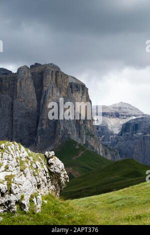 Vista verso Piz Boe da Sassolungo / Langkofel in Val Gardena, Dolomiti, Italia. Foto Stock