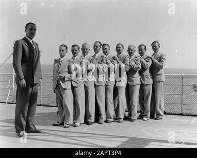 Viaggio in mare con la sig.ra Johan van Oldenbarnevelt in Norvegia Intrattenitori sul ponte: L'orchestra navale con direttore Data: 1933 luogo: Norvegia Parole Chiave: Crociere, navi da crociera, direttori, musici, orchestre, navi passeggeri, turismo Nome personale: Oldenbarnevelt, Johan van Foto Stock