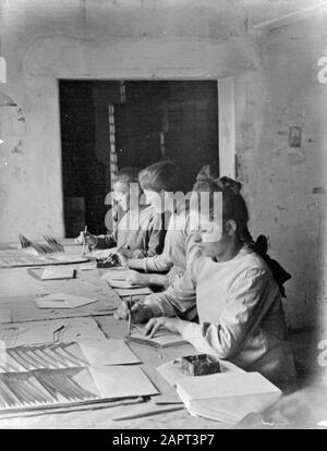 Nella fabbrica di buste Bontamps di Venlo, le buste vengono strofinate a mano. Questo manuale - con una produzione di 6000 - 7000 buste al giorno - è fatto solo a piccoli lotti e dimensioni incourant Data: Circa 1919 Foto Stock