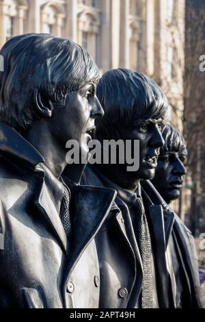 Statue di bronzo dei Beatles Paul McCartney, George Harrison, Ringo Starr a Liverpool Foto Stock