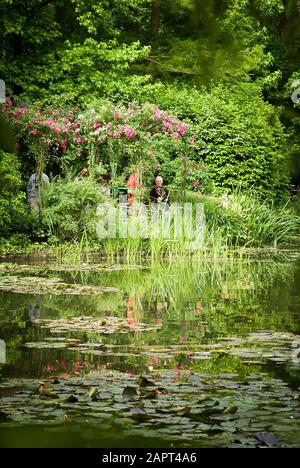 Il giardino di Monet - attraverso la piscina di giglio d'acqua - una scena tranquilla Foto Stock