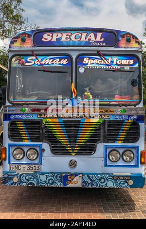 La parte anteriore di un tradizionale autobus turistico dello Sri Lanka, una vista familiare sulle strade dello Sri Lanka. Foto Stock