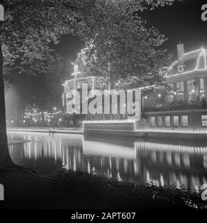 Cinquant'anni di governo della regina Wilhelmina Party Lighting ad Amsterdam. Lido a Leidseplein Data: Settembre 1948 luogo: Amsterdam, Noord-Holland Parole Chiave: Serate, anniversari, casa reale, sculture di strada, illuminazione Nome istituto: Lido Foto Stock