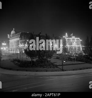 Cinquantenne anniversario di governo della regina Wilhelmina Party Lighting Leidseplein Amsterdam Data: Settembre 1948 luogo: Amsterdam, Noord-Holland Parole Chiave: Serate, edifici, anniversari, casa reale, illuminamenti Foto Stock