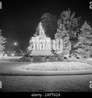 Cinquantennale di governo della regina Wilhelmina Party illuminando Amsterdam. Il monumento Emma sulla Piazza della Regina Emma sotto i riflettori. Data: Settembre 1948 luogo: Amsterdam, Noord-Holland Parole Chiave: Anniversari, casa reale, monumenti, illuminazioni Foto Stock