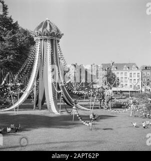 Abdication Regina Wilhelmina/Inaugurazione della Regina Juliana decorazione del partito con l'illuminazione sul Rembrandtplein Data: Settembre 1948 luogo: Amsterdam, Noord-Holland Parole Chiave: Inaugurazioni, casa reale, immagini di strada, luci, decorazioni Foto Stock