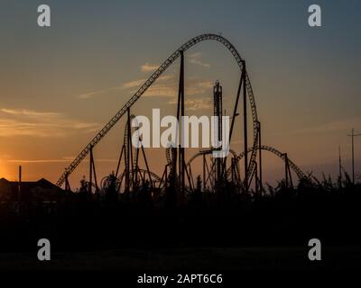 Silhouette di un'attrazione nel Parco Olimpico di sera a Sochi Foto Stock