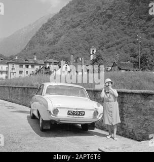 Auto treno Airolo nel cantone svizzero del Ticino/Tessin Ford 17M di Willem Van de Poll a Airolo con sua moglie Hildegard Echen Data: 1 giugno 1964 Località: Tessino, Svizzera Parole Chiave: Automobili , fotografia, donne Nome personale: Poll-Eschen, Hildegard van de Foto Stock