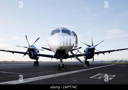 Un aereo di linea turboelica ad alta velocità a doppio motore della Eastern Airways SAAB 2000 all'aeroporto internazionale di Teesside nella contea di Durham, Regno Unito. Fotografia di Stuart B Foto Stock