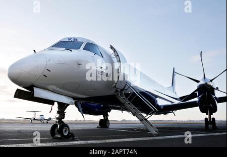 Un aereo di linea turboelica ad alta velocità a doppio motore della Eastern Airways SAAB 2000 all'aeroporto internazionale di Teesside nella contea di Durham, Regno Unito. Fotografia di Stuart B Foto Stock