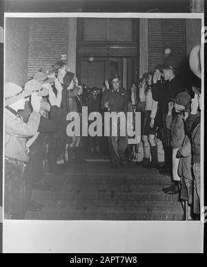 Fotografia di riproduzione Foto di una foto del Principe Bernhard con Boy Scouts Data: 1945 Parole Chiave: Boy Scout Nome personale: Bernhard (Prince Netherlands) Foto Stock