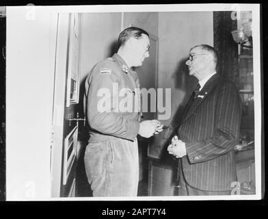 Fotografia di riproduzione Foto di una foto del Principe Bernhard in conversazione con un Signore, probabilmente in Nijmegen Data: 1945 Parole Chiave: Liberazione Nome personale: Bernhard (Prince Netherlands) Foto Stock