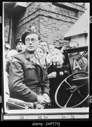 Riproduzione Fotografia Foto di una foto del principe Bernhard a Nijmegen Data: 1945 Parole Chiave: Liberazione Nome personale: Bernhard (Prince Netherlands) Foto Stock
