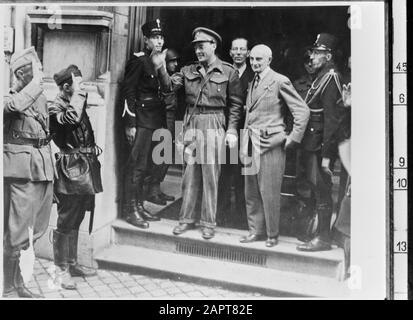 Fotografia di riproduzione Foto del Principe Bernhard saluto una guardia d'onore dopo la liberazione Annotazione: Luogo è sconosciuto Data: 1945 Parole Chiave: Liberazione, militare Nome personale: Bernhard (Prince Netherlands) Foto Stock
