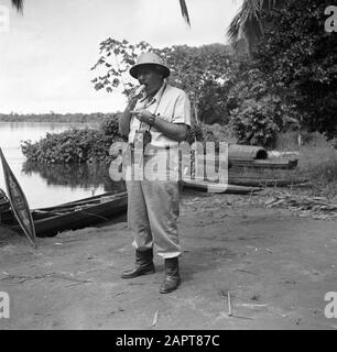 Viaggio in Suriname e le Antille Olandesi Willem van de poll mangiare una banana in Suriname Data: 1947 luogo: Langatabbetje, Marowijne, Suriname Parole Chiave: Banane, fotografie, ritratti Foto Stock